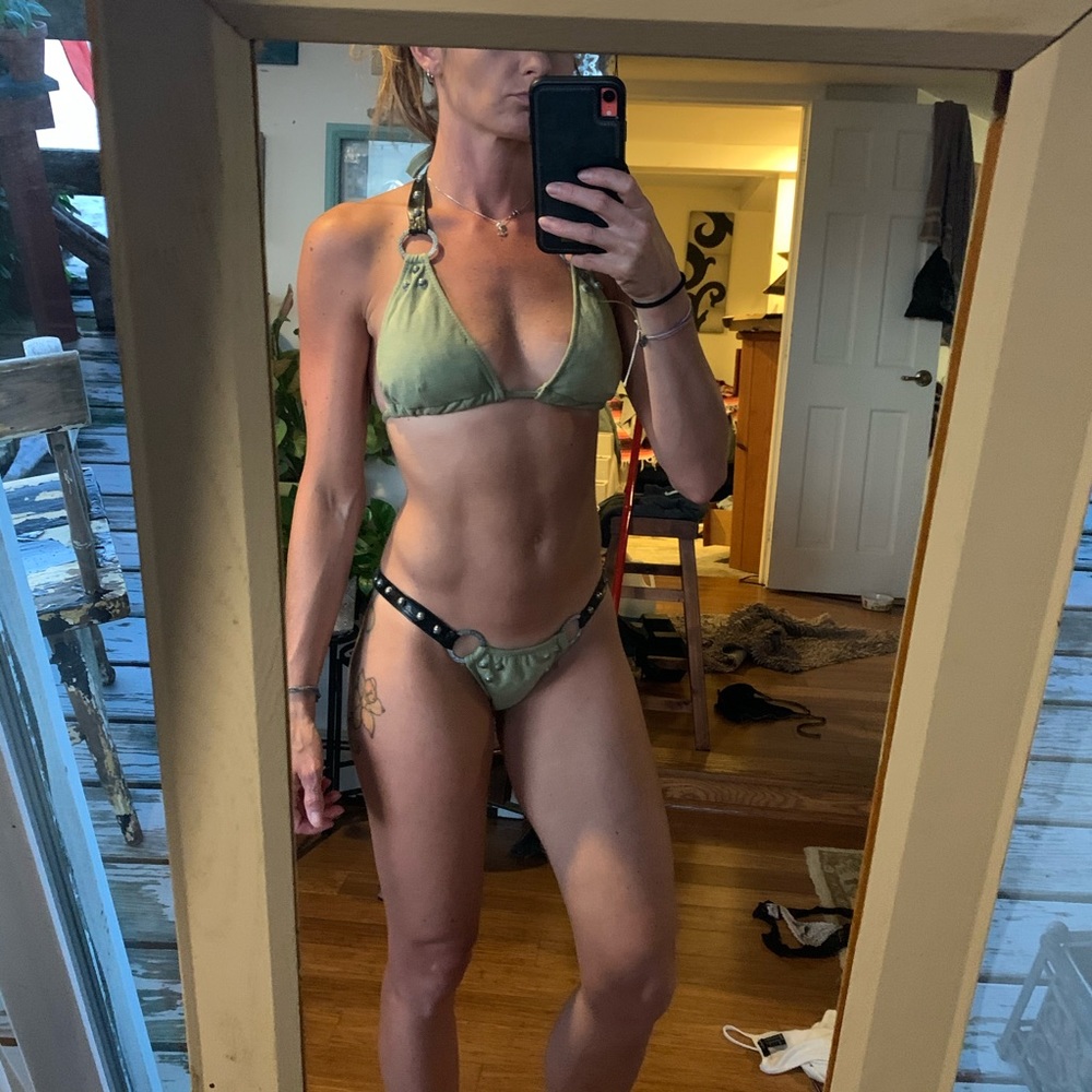 Velvet bikini - Picture 2 of 7